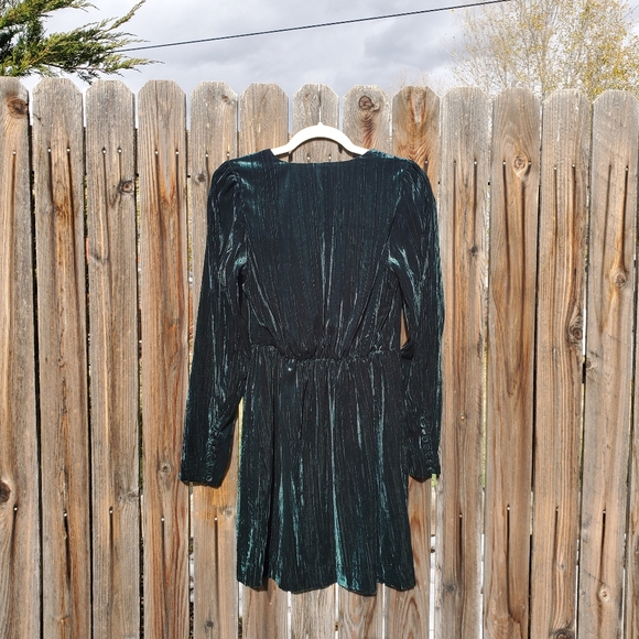 Emerald green velvet dress - Picture 5 of 7